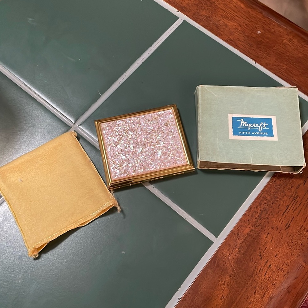 Fifth Avenue Vintage makeup compact
